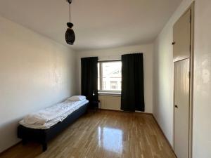 Kotimaailma - Iso Kolmio keskustassa autohallipaikalla