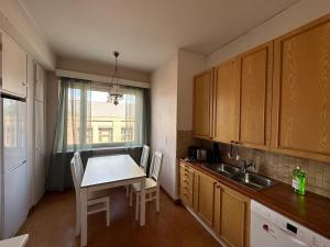 Kotimaailma - Iso Kolmio keskustassa autohallipaikalla