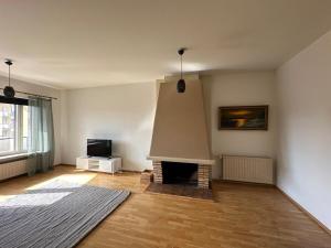 Kotimaailma - Iso Kolmio keskustassa autohallipaikalla