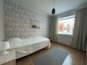 Kotimaailma-Neliö keskustassa