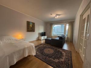 Kotimaailma-Neliö keskustassa