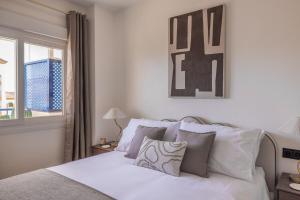 AR20 Stunning two-bed with sea views