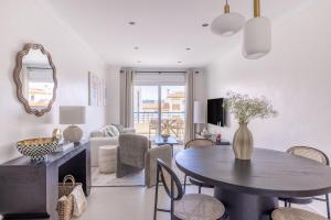 AR20 Stunning two-bed with sea views