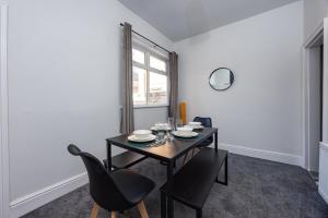 Modern & Cozy 2BR Stay in Darlington