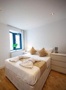 2 Bedroom, 2 Bathroom Apartment with Balcony in Hoxton, Zone 1, Sleeps 6