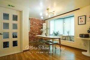 홍대 도보 10분 햇살 가득 감성 5룸에서 가족,친구와 함께 머무르세요