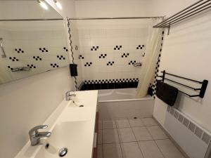 Sejours chez l'habitant Du calme en pleine ville Jacuzzi : Chambre Double - Vue sur Jardin