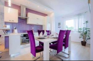 Stylish suburb apartment with private parking & wifi, between city centre and Brijuni pristine seaside