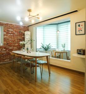 홍대 도보 10분 햇살 가득 감성 5룸에서 가족,친구와 함께 머무르세요