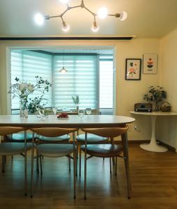 홍대 도보 10분 햇살 가득 감성 5룸에서 가족,친구와 함께 머무르세요