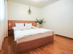 홍대 도보 10분 햇살 가득 감성 5룸에서 가족,친구와 함께 머무르세요