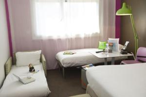 Standard Room with One Double Bed and Two Single Beds room in Ibis Styles Annemasse Genève