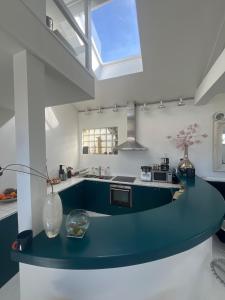 Large unique loft, quiet and bright & outdoor