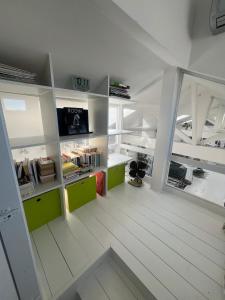 Large unique loft, quiet and bright & outdoor