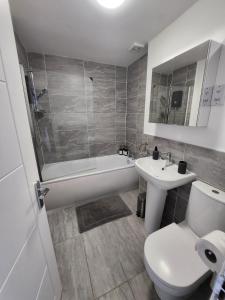 Bright City Apt - King Bed - Parking & Wi-Fi