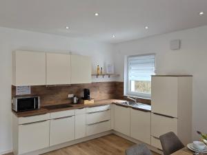 Großes Apartment mit Küche, Dusche, Badewanne, Balkon, Parkplatz vor dem Haus, schnelles Internet, ADA5