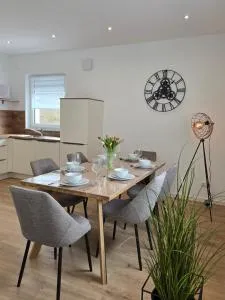 ADA5, Apartment mit Küche, Badewanne, Balkon, Terrasse, Parkplatz vor dem Haus, ruhig gelegen - Trebgast