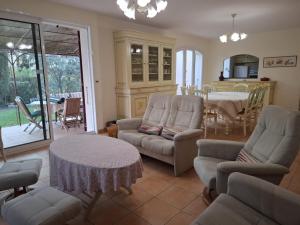 Villas Villa Nicole avec piscine & jardin prives, parking dans le coeur du Luberon, proche Gordes, Roussillon, Goult, Bonnieux : photos des chambres