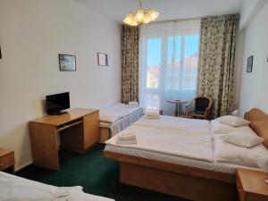 Double or Twin Room with Extra Bed room in Hotel Legie