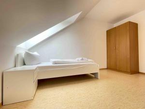 STA1079 Moderne Monteurwohnung mit Balkon