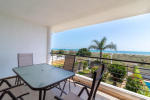 Global Properties, Adosado en primera linea de playa con vistas al mar