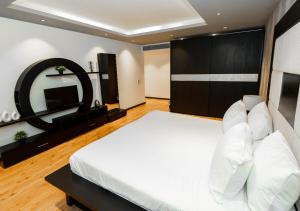 Luxury 4BR Apartment Pool View