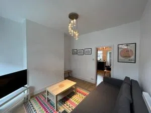 Altrincham House - 2BR - Sleeps 6 - WiFi - Parking - 艾纯查姆