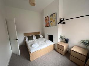 Altrincham House - 2BR - Sleeps 6 - WiFi - Parking
