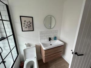 Altrincham House - 2BR - Sleeps 6 - WiFi - Parking