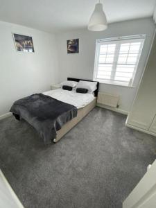 3 Bed House - Sleeps 6 - Parking - Wifi