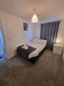 3 Bed House - Sleeps 6 - Parking - Wifi