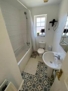 3 Bed House - Sleeps 6 - Parking - Wifi