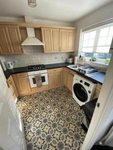 3 Bed House - Sleeps 6 - Parking - Wifi