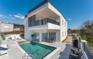 Amazing Home In Drage 