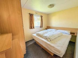 Cosy 8 Berth Caravan At Highfield Grange Holiday Park In Essex Ref 26724Wr