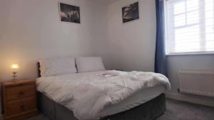 3 Bed House - Sleeps 6 - Parking - Wifi