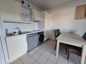 Superbe appartement en face de la plage avec piscine sauna et petite vue mer