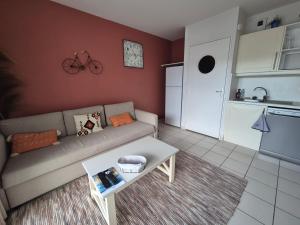 Superbe appartement en face de la plage avec piscine sauna et petite vue mer
