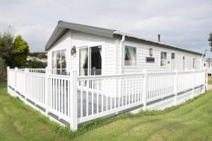 Stunning 6 Berth Lodge For Hire At Skipsea Sands In Yorkshire Ref 41077Wf
