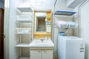 7th floor with elevator 3min walk from Koma Gome on the Yamanote Line 2 rooms and 1 living room, maximum 8 people, direct access to Shinjuku, Ueno, Akihabara, Ginza, Tokyo Ikebukuro, Shinjuku, Shibuya