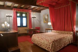 Hotels Hostellerie du Vieux Perouges : photos des chambres