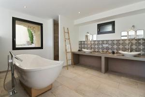 Maisons de vacances Fabulous Restored Farmhouse With Pool Near Vence : photos des chambres