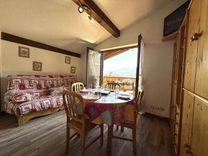Appartement skis aux pieds avec balcon, parking et casier à ski à Praz-sur-Arly - FR-1-603-54