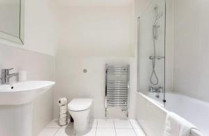 ApartmentSleeps3-Balcony-Near CanaryWharf-Gym