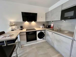 Appartement Neuf Climatisé, Terrasse, Parking, Plage à Pied, Cavalaire-sur-Mer - FR-1-226B-106