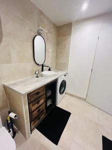 Appartements Studio neuf 50m2 dans le centre : photos des chambres
