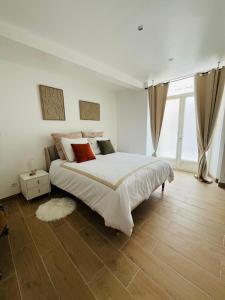 Appartements Studio neuf 50m2 dans le centre : photos des chambres