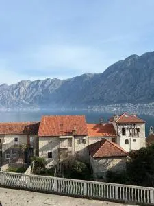 Seaview apartment in Prcanj with balcony overlooking the Bay of Kotor and surrounding mountains - Prčanj