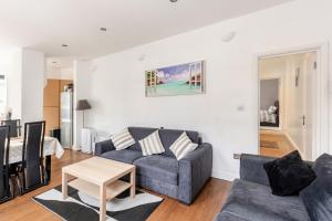 Group Friendly 2 Bed 2 Bath FREE PARKING for 2 Large Vans or up to 4 Cars Zone 2 Sleeps 10 Close to Central London and Zone 2 tube station