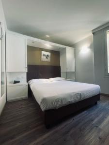 Double Room room in Hotel Holiday